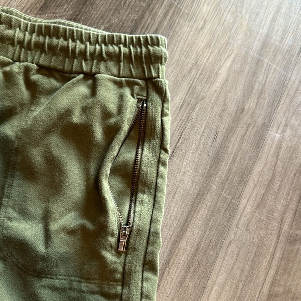 Medium Soft Shorts w/ Zipper Pocket - Picture 2 of 4